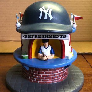 DEPT 56 NEW YORK YANKEES REFRESHMENT STAND CHRISTMAS IN THE CITY (NO BOX)